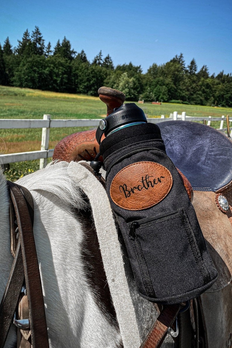 Wasserflaschenhalter für Pferdesättel, personalisiert | Getränkehalter für Pferdesättel mit mehreren Taschen, bis zu 1,2 l | Pferdegeschenke | Pferdezubehör | Pferdegeschirr