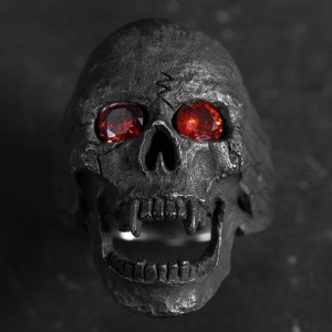 Anel de caveira de vampiro gravado com pedra de nascença