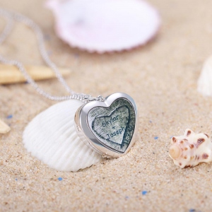 Colar de medalhão personalizado na praia e na floresta em prata