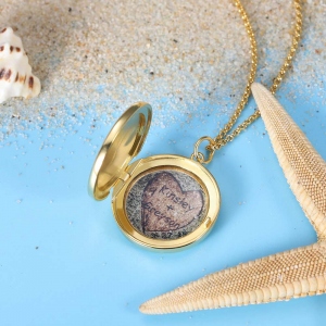 Colar de medalhão redondo de praia e floresta personalizado em ouro