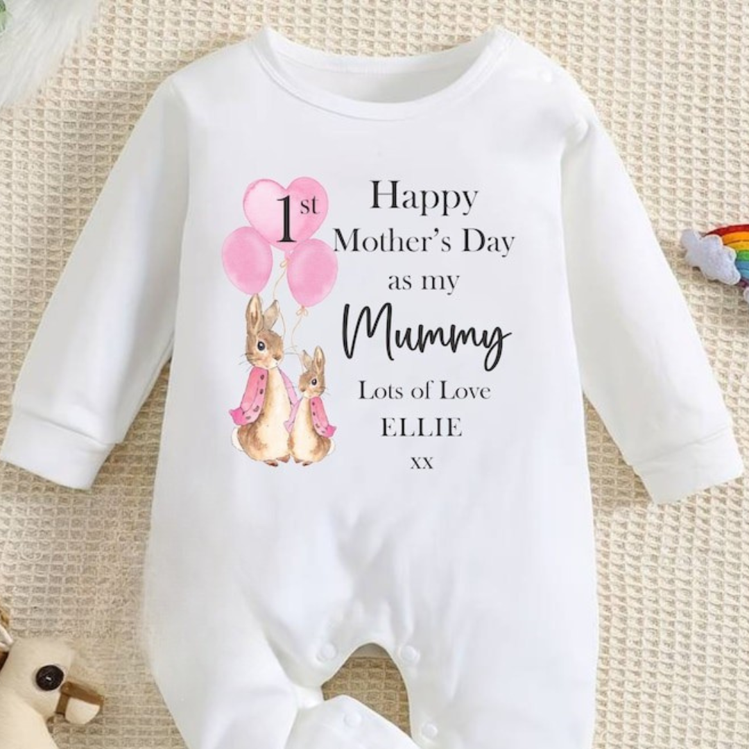 Peter Rabbit Happy First Mother's Day MUMMY Baby Outfit (Erster Muttertag, 1. Muttertag, Mama l Geschenk für neue Mama | Liebe meine Mama)